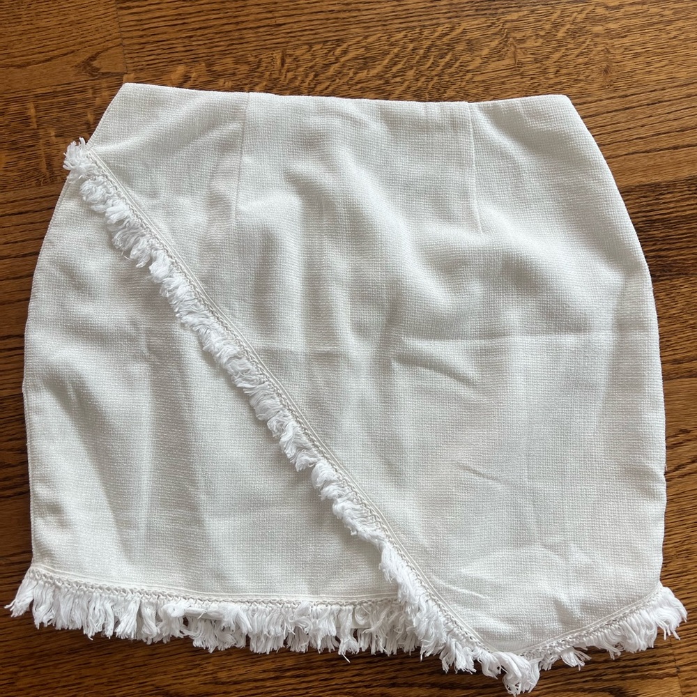 Cute white high-rise skirt